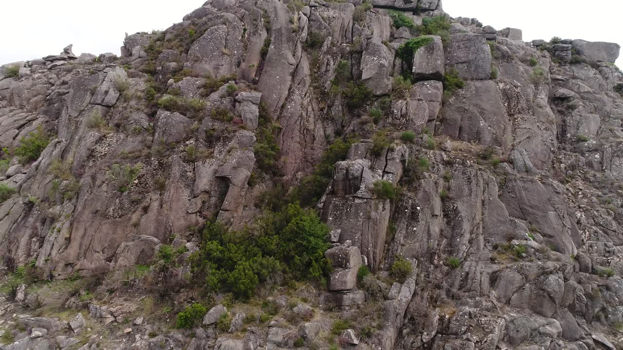 vista aérea de las altas montañas rocosas