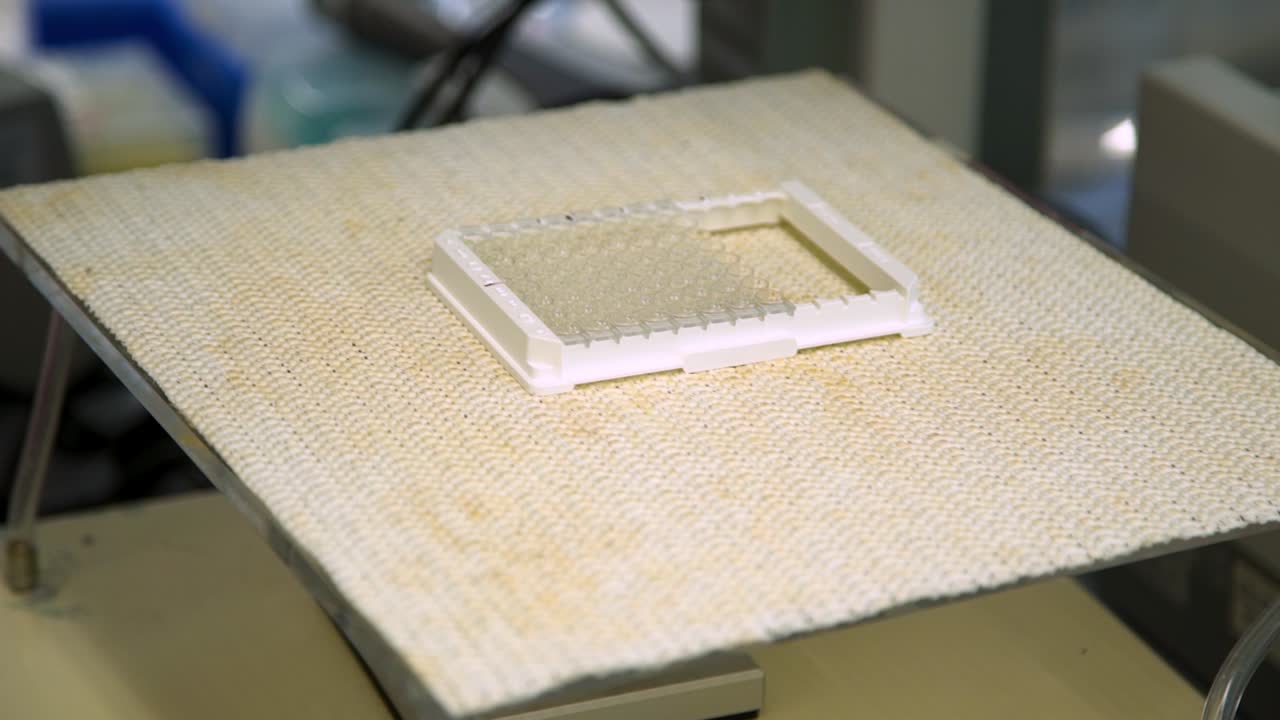 한 의 항아리 시험 튜브가 회전 플랫폼 기계에 여 있습니다.