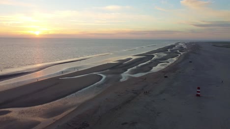 Toma-Aérea-De-La-Playa-De-Sonderstrand-Al-Atardecer-En-La-Isla-De-Romo,-Dinamarca