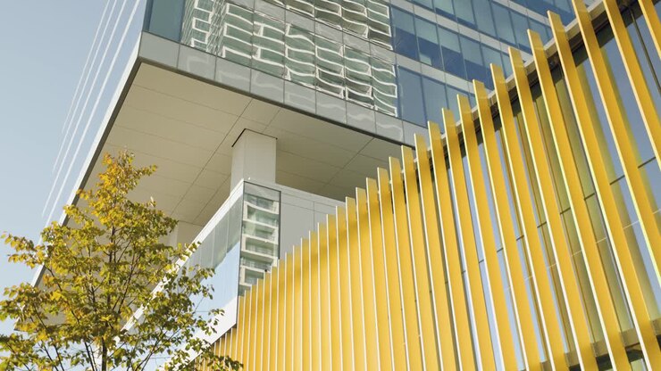 Architettura moderna: facciata continua in vetro e motivo geometrico su edificio per uffici a più piani