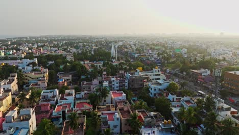 una toma de avión no tripulado de la vista de la ciudad de chennai en un día soleado en la india