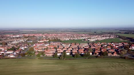 Dolly-Aéreo-Disparó-Sobre-Un-Pueblo-Rural-En-Inglaterra,-En-Un-Día-De-Verano-De-Cielo-Azul