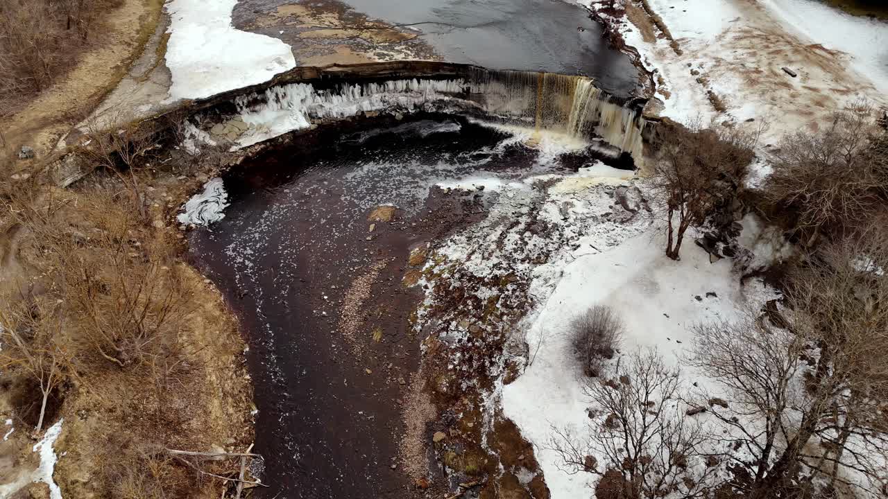 vuelo de avión no tripulado sobre estonia cascada de jägala río jägala pintoresco invierno paisaje forestal natural no contaminado