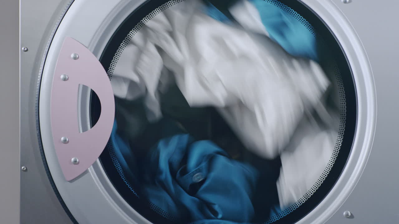 산업용 건조기 기계 작업. 건조기 에서 옷 을 건조 하는 것