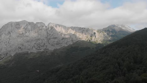 panorámica 4k desde el mirador de las 3 cruces a través de los picos de la cordillera cantábrica