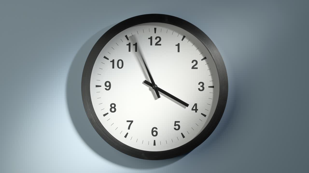 cara del reloj en la pared azul claro en el lapso de tiempo