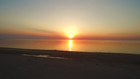 Antena:-La-Playa-Alrededor-De-La-Barrera-De-Mareas-De-Tormenta-De-Oosterschelde-Durante-Una-Puesta-De-Sol-De-Verano