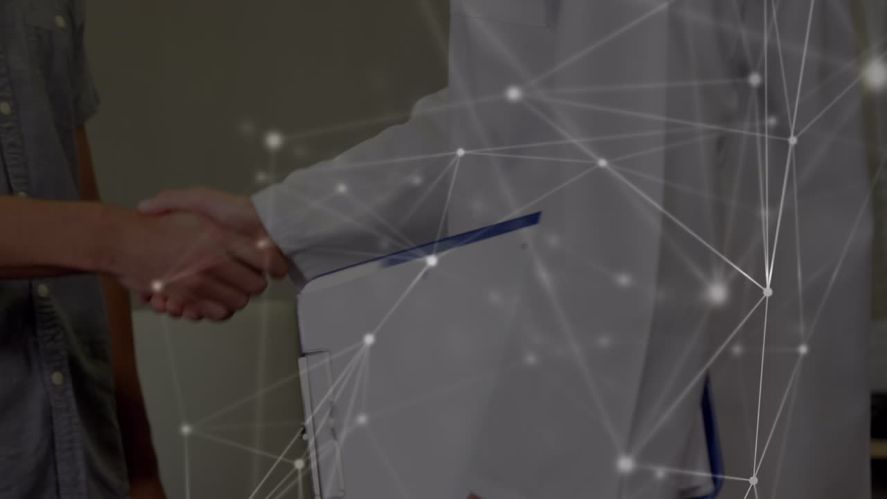 animación de conexiones sobre la sección media del médico caucásico apretando la mano del paciente