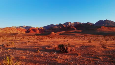 Acercamiento-Aéreo-Bajo-A-Las-Autopistas-De-Nevada-Cerca-Del-Cañón-De-Roca-Roja