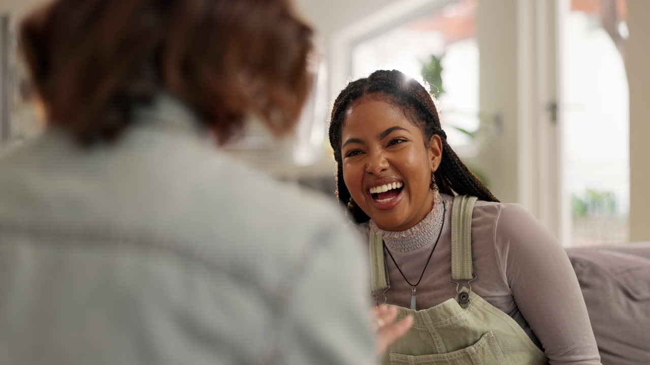 dos mujeres teniendo una conversación