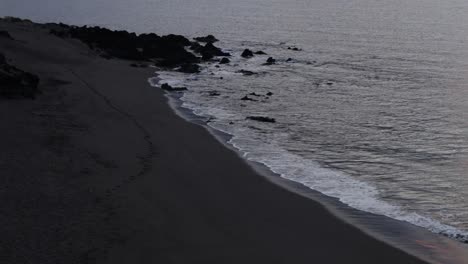 Playa-De-Arena-Con-Olas-Y-Huellas-Al-Atardecer,-Tenerife