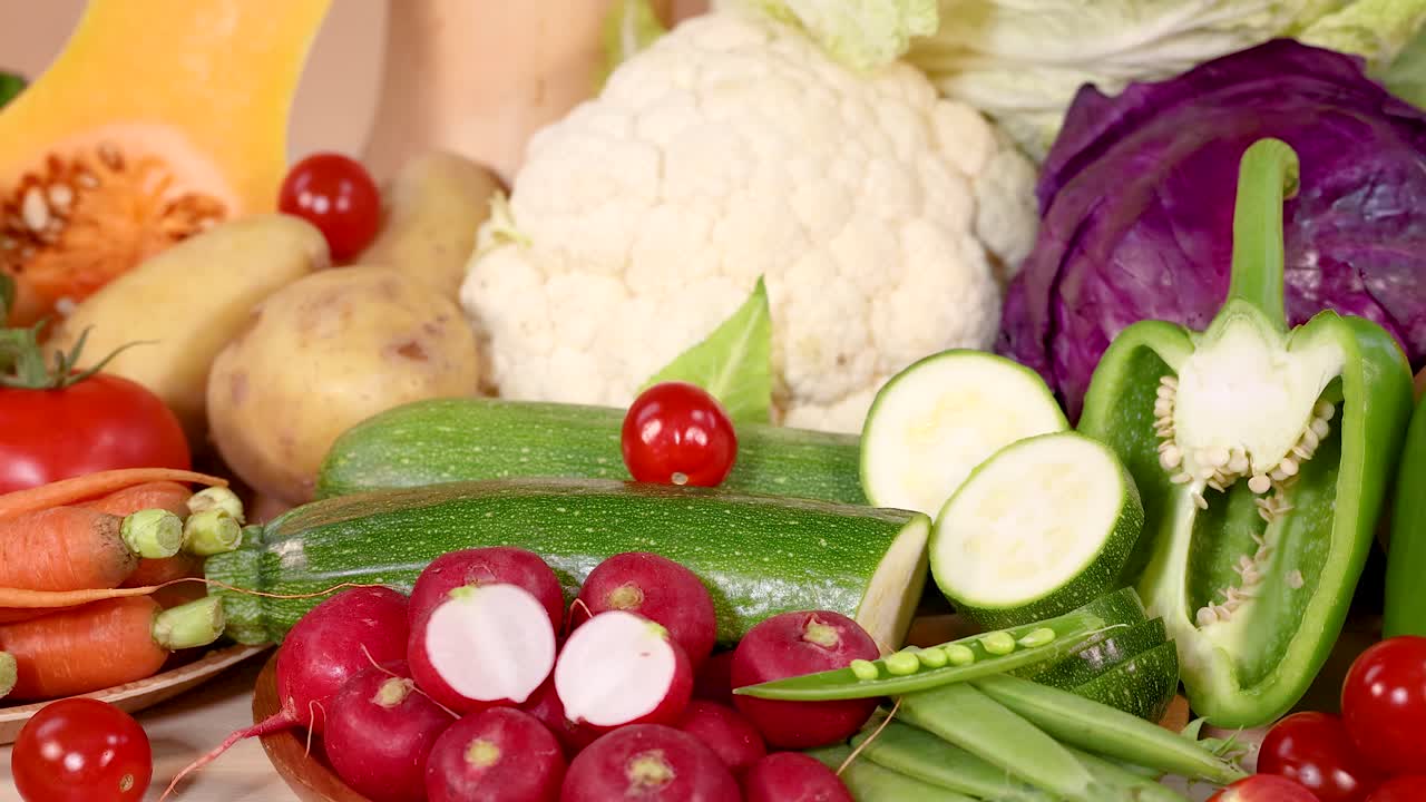 예술적으로 배열 된 신선한 채소의 활기찬 품종, 밝은 조명에서 자연의 색상과 질감을 보여주는