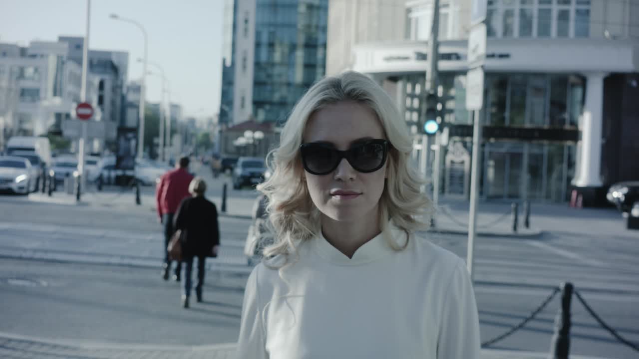 도시 거리에서 사업복을 입은 여자