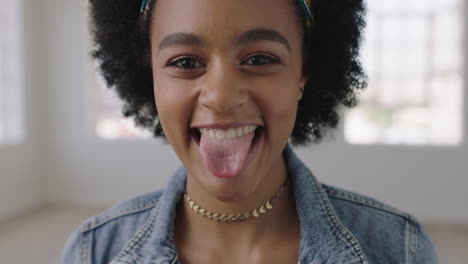 retrato en primer plano de una linda mujer afroamericana haciendo caras mirando a la cámara una mujer negra positiva alegre