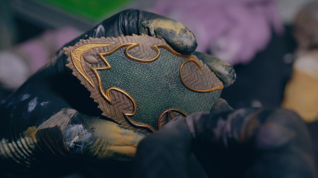 художник в мастерской рисует небольшой 3d-печатный объект вблизи