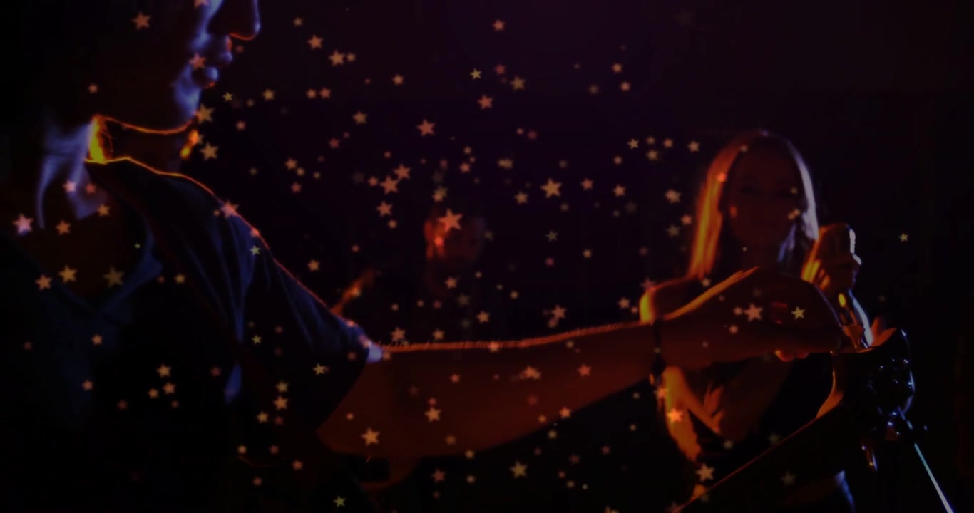 Video verticale: Inizio di un riff, cantante che si china sul microfono, musicista che raggiunge le stelle riempiendo l'inquadratura e alzando la musica