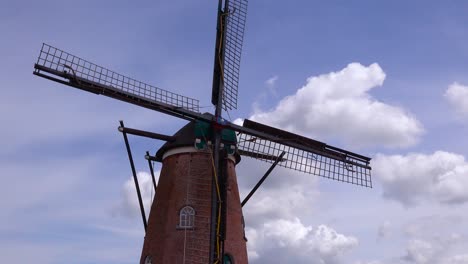 buen tiro de lapso de tiempo de un molino de viento holandés holandés con nubes detrás