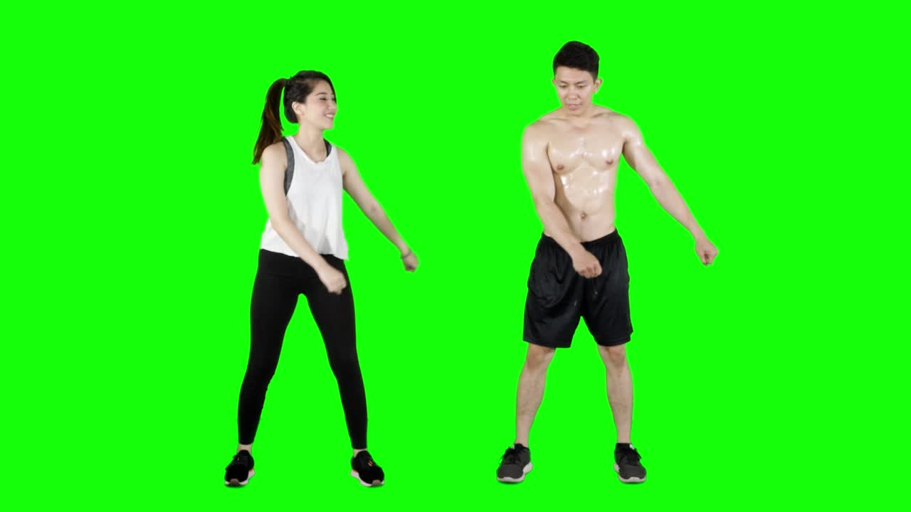 남자가 여자친구에게 배 아이의 춤을 가르니다.