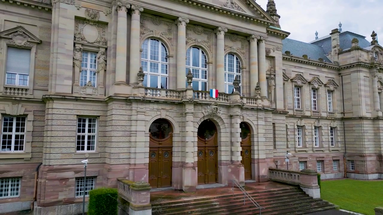 Video aereo con drone in 4K del Palazzo di Giustizia Storico della Corte d'Appello a Colmar, Francia