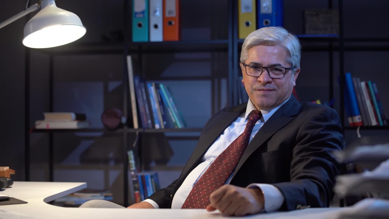 hombre de negocios mirando a la cámara y riendo.