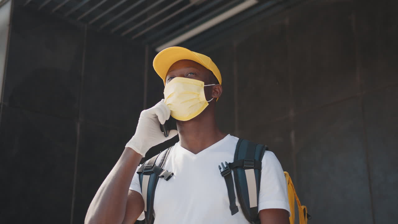 persona de entrega con equipo de protección