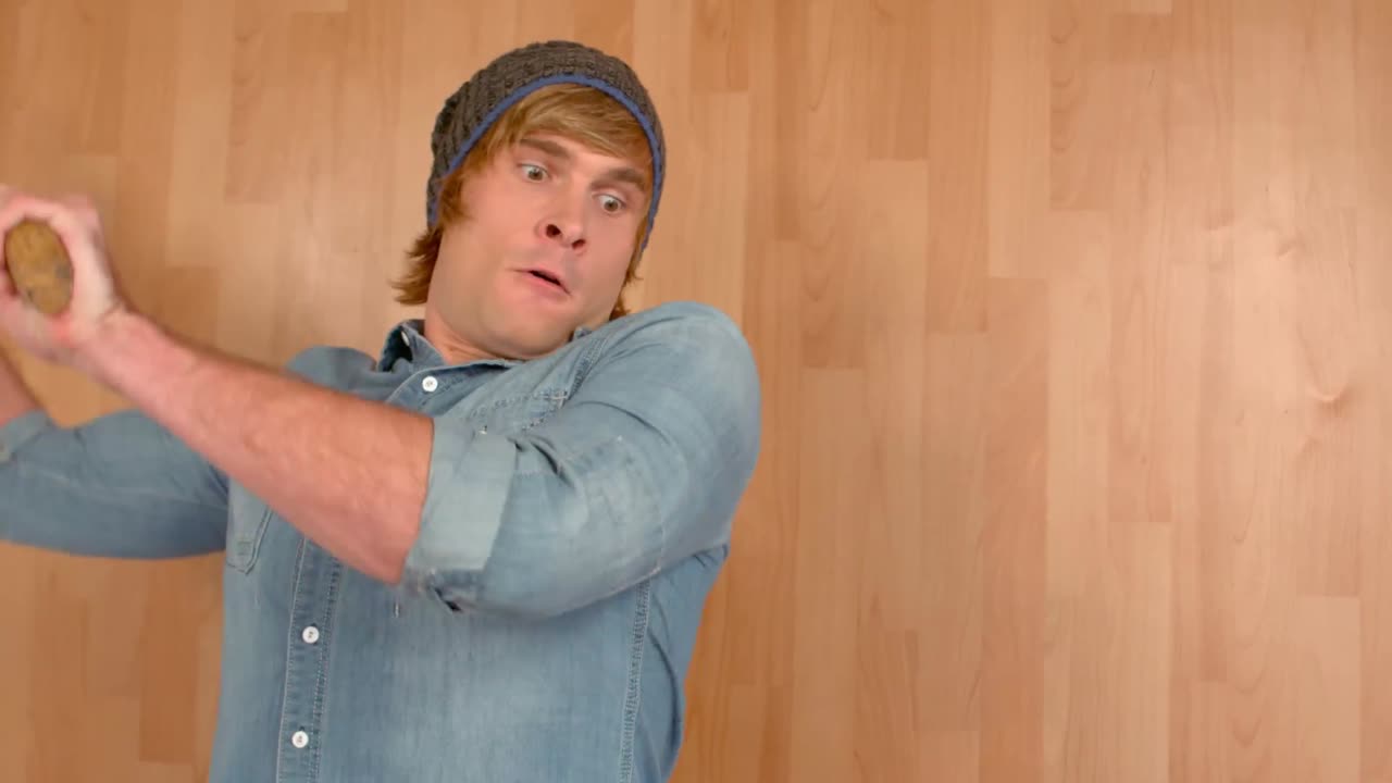 나무 배경 에 도끼 를 사용 하는  ⁇ 스터