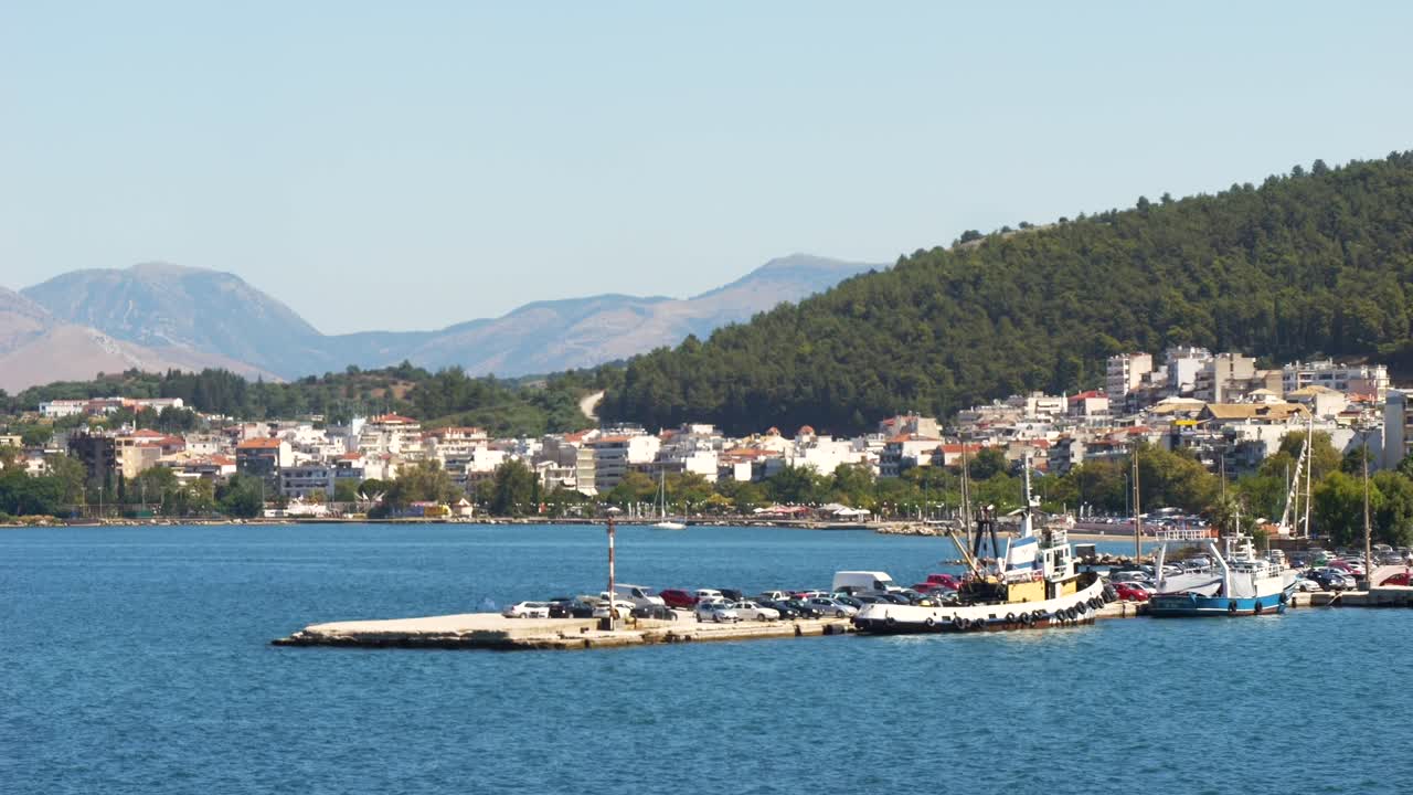 Yunanistan, İgoumenitsa şehrindeki liman manzarası, arkada dağlar ve şehir ile