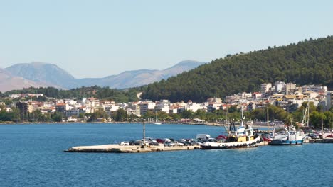 Grecia,-Vista-Del-Puerto-De-La-Ciudad-De-Igoumenitsa,-Con-Las-Montañas-Y-La-Ciudad-Al-Fondo