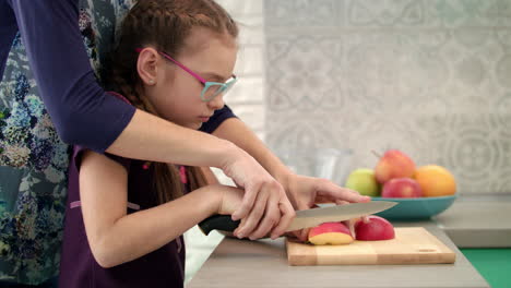 madre e hija cocinando juntos