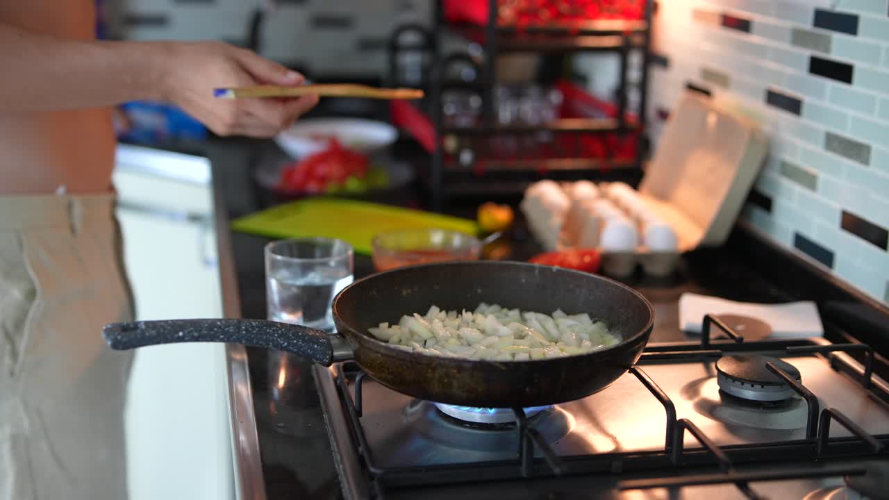 스토브 에 양파 를 요리 하는 것