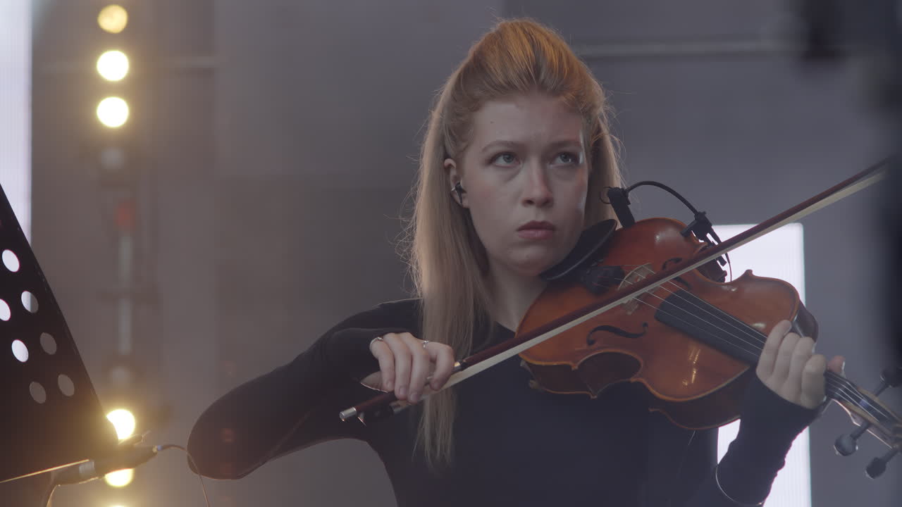 violinista actuando en el escenario