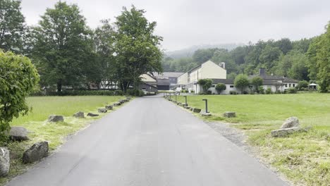 Weg-Zum-Gelände-Des-Klosters-Heisterbach-In-Deutschland-In-Den-Sieben-Bergen