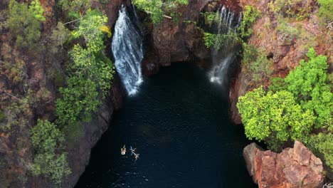 El-Vacacionista-Nada-En-Las-Cataratas-De-Florencia-En-El-Parque-Nacional-Litchfield,-Territorio-Del-Norte,-Australia