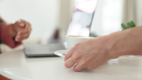 taza, cafetería y camarero con un café para un cliente