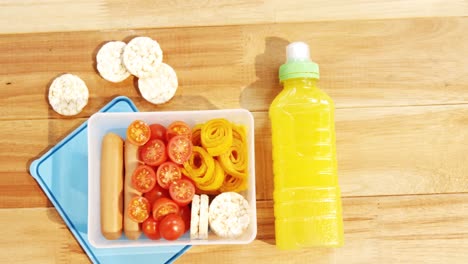 primer plano de tomates con comida dulce y botella de jugo