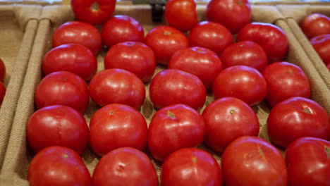 tomates rojos en cestas