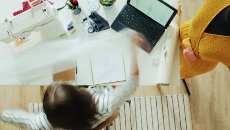 diseñador de moda en el trabajo