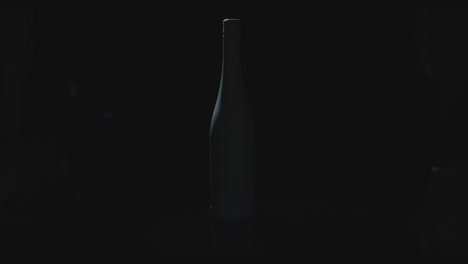 triángulos de luz se reflejan en una botella de vino oscuro