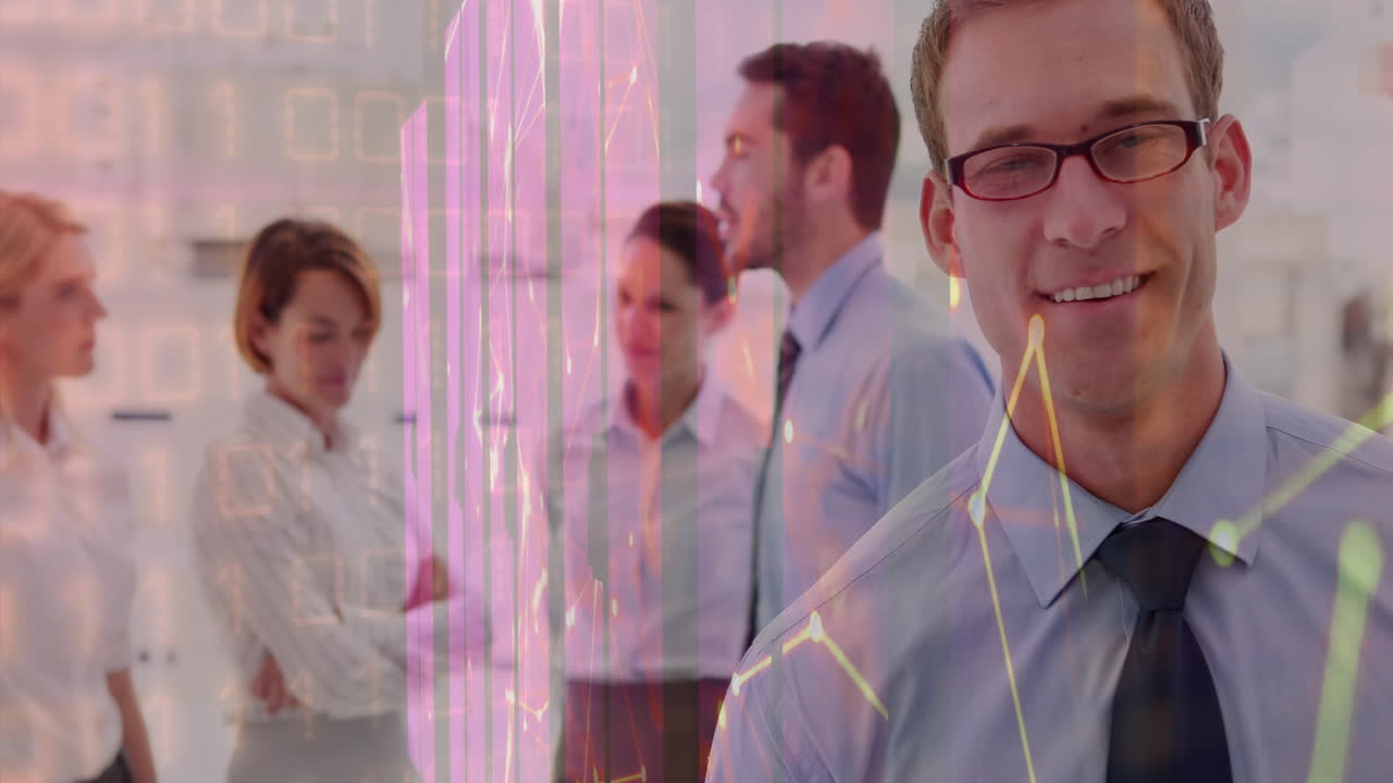 анимация обработки финансовых данных над различными деловыми людьми в офисе