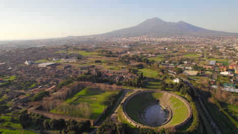 antiguo anfiteatro romano y ciudad arqueológica de pompeya al atardecer