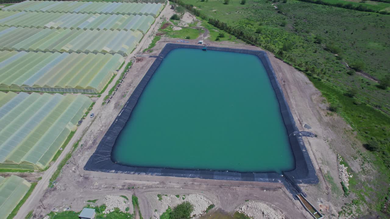 東アフリカのビニールハウスと灌漑用貯水池