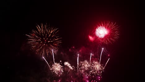 Große-Echte-Feuerwerksfeier-Und-Farbenfrohe-Silvester