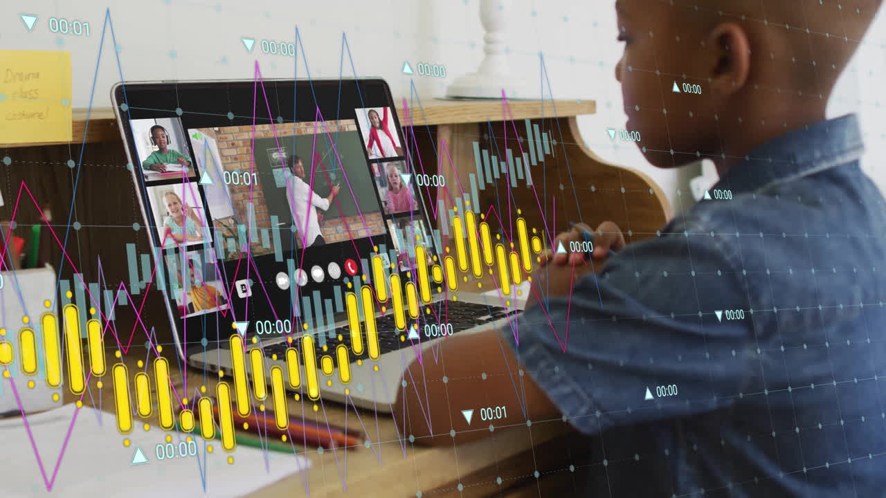 animación de diagramas sobre diversos escolares que tienen videoconferencia escolar con el maestro en la computadora portátil