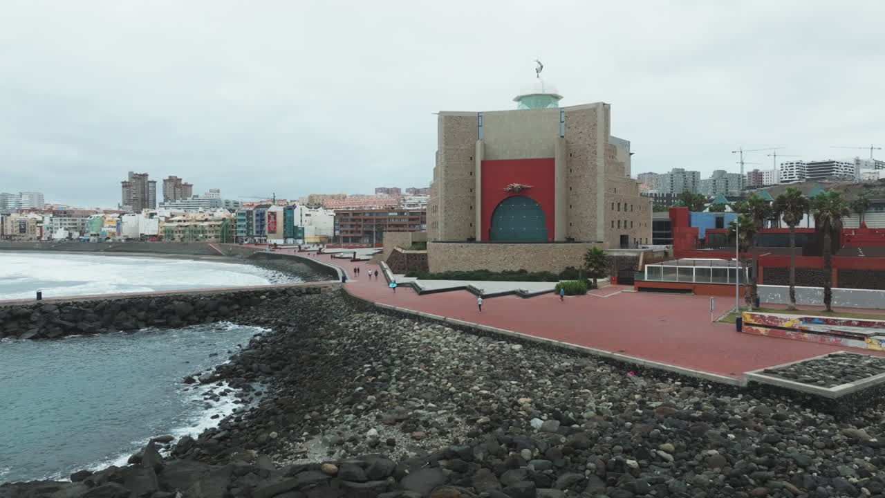 архитектурная красота аудитории альфредо крауса, запечатленная дроном в лас-пальмас-де-гран-канария