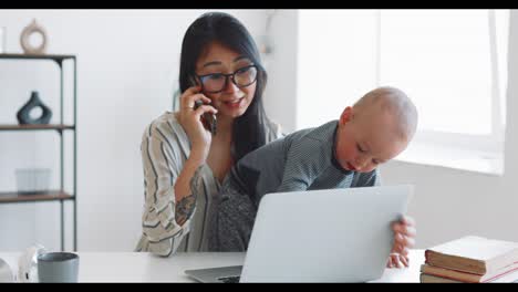 mamá trabajando con el bebé