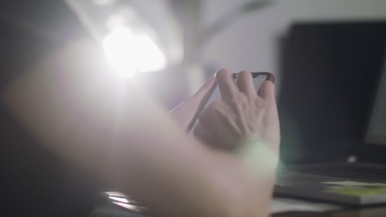 primer plano de una mujer enviando mensajes de texto a su teléfono o respondiendo a su correo electrónico