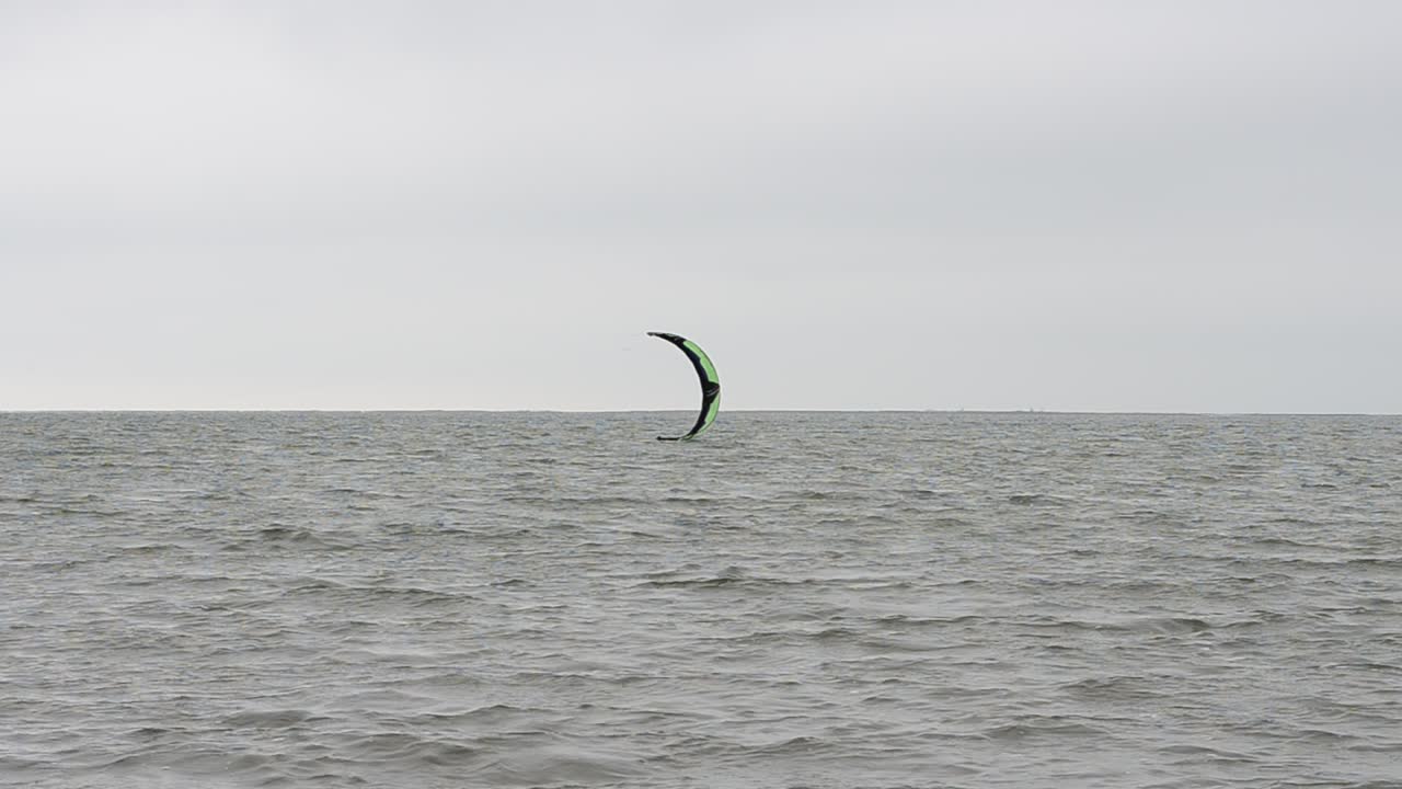 Mare e vento. Navigare su una tavola a vela.