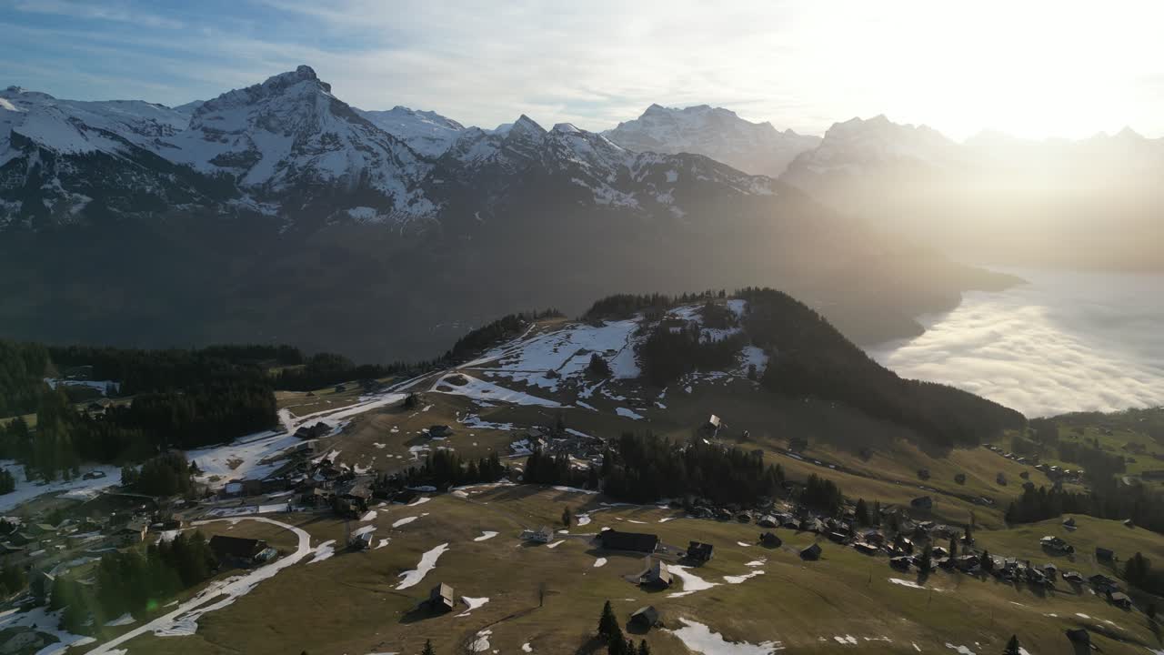 el anochecer está sobre este pueblo en los alpes.