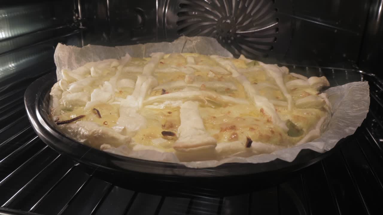 tiro de lapso de tiempo de un flan horneado en el horno