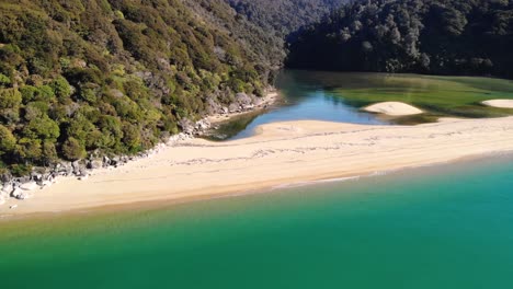 Playa-Remota-A-Través-De-Una-Bahía-En-El-Paraíso-De-La-Jungla-Toma-Aérea-Lateral